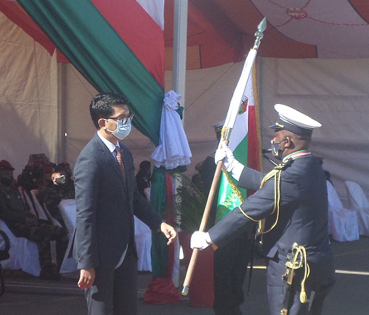 remise de drapeaux